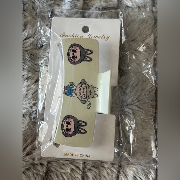 Bundle Fashion Labubu keychain and hair claw, NIP - Picture 3 of 3